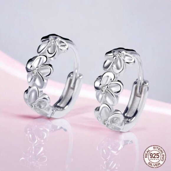 NNWT Flower Huggie Hoop Earrings S925 Sterling Silver Cubic Zirconia - Picture 1 of 9